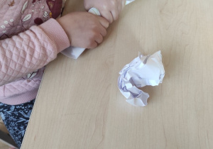 Jeśli nie posiadacie Państwo takiej piłeczki, możecie zrobić kulkę z kartki papieru i nią masować dziecko